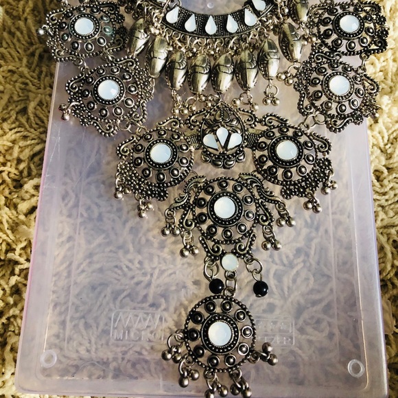 Statement necklace with white rhinestones - Picture 2 of 3